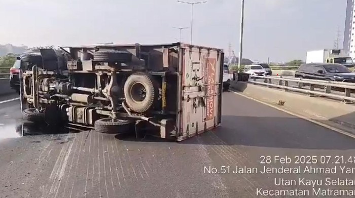 Kecelakaan Truk Terbalik di Tol Wiyoto Wiyono arah Cawang