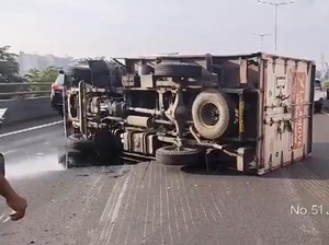 Truk Terbalik di Tol Wiyoto Wiyono arah Cawang, Lalin Sempat Padat