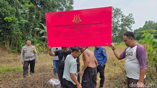 Kejari Lombok Tengah menyita aset korupsi pembangunan Bandar Lombok, INS, Kamis (27/2/2025).