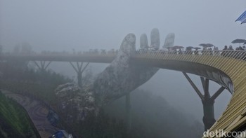 Sayangnya saat mengunjungi Golden Bridge di Bana Hills cuaca sedang tidak bersahabat karena kabut yang tebal dan hujan yang cukup deras. Foto: Virgina Maulita Putri/detikINET