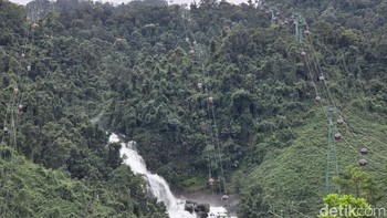 Untungnya setelah turun dari bukit, cuaca sedikit lebih cerah sehingga bisa memanfaatkan optical zoom hingga 5x di Galaxy S25 Ultra untuk memotret cable car yang berseliweran dari jarak jauh. Foto: Virgina Maulita Putri/detikINET