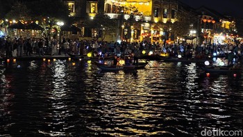 Di sini, kamera Galaxy S25 Ultra benar-benar bersinar saat mengambil foto kelap-kelip lampion dan lampu dari toko-toko di sekitar. Foto: Virgina Maulita Putri/detikINET
