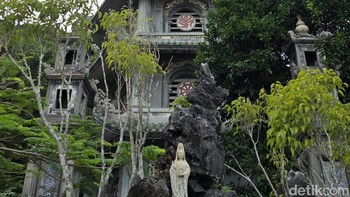 Perjalanan ditutup dengan mengunjungi salah satu bukit di Marble Mountains, destinasi wisata yang dikenal dengan gua, terowongan, pagoda, dan ratusan patung Budha. Foto: Virgina Maulita Putri/detikINET