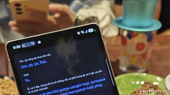 Misalnya, fitur Interpreter yang bisa menerjemahkan omongan pembicara dari bahasa asing ke bahasa Indonesia. Foto: Virgina Maulita Putri/detikINET