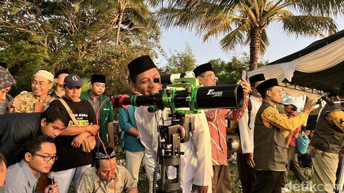 Kemenag Bali memantau hilal di Pantai Patra Jasa, Kuta, Jumat (28/2/2025). (RIzky Setyo)