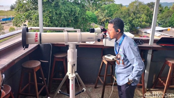 Kepala BMKG Kelas 1 Sorong, Deddy Irjayanto saat mengecek persiapan pemantauan hilal Ramadan 2025.