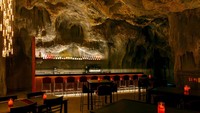 Restoran Cavern terinspirasi dari gua yang berada di Mulu, Sarawak, Malaysia, yang merupakan gua terbesar di Asia Tenggara. Foto: Cavern Restaurant