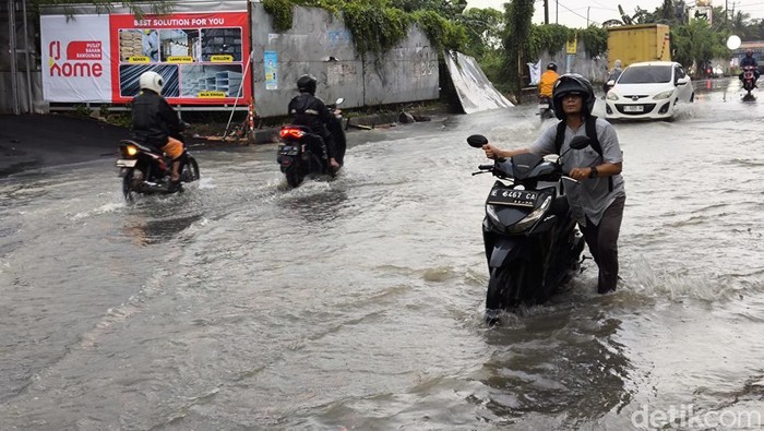 Kondisi banjir di Jalan Ciremai Raya Cirebon