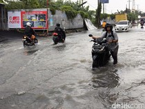 Jalan Ciremai Raya Cirebon Banjir, Kendaraan Warga Mogok