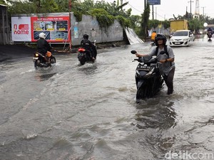 Jalan Ciremai Raya Cirebon Banjir, Kendaraan Warga Mogok