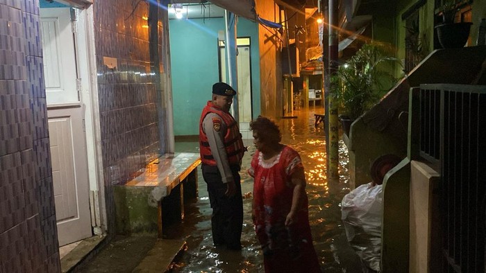 Kondisi banjir di Jatinegera, Jaktim pukul 05.00 WIB, Jumat (28/2/2025).