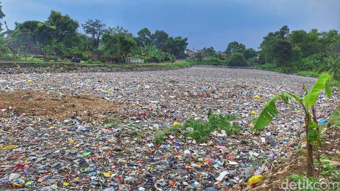 Lautan sampah di Sungai Citarum.