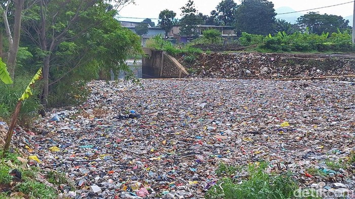 Lautan sampah di Sungai Citarum.