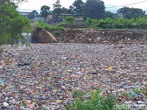 Duh! Sungai Citarum Jadi Lautan Sampah