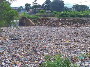 Duh! Sungai Citarum Jadi Lautan Sampah
