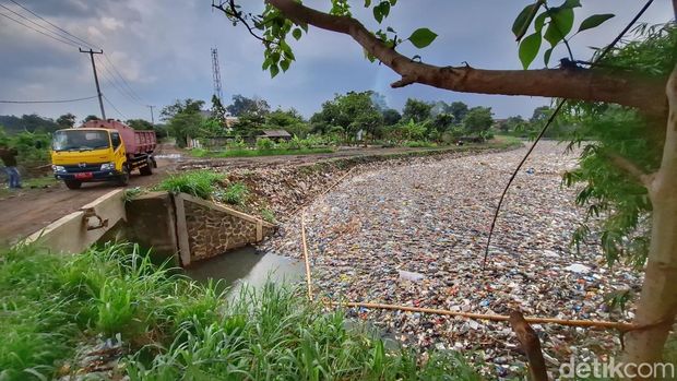 Lautan sampah di Sungai Citarum.