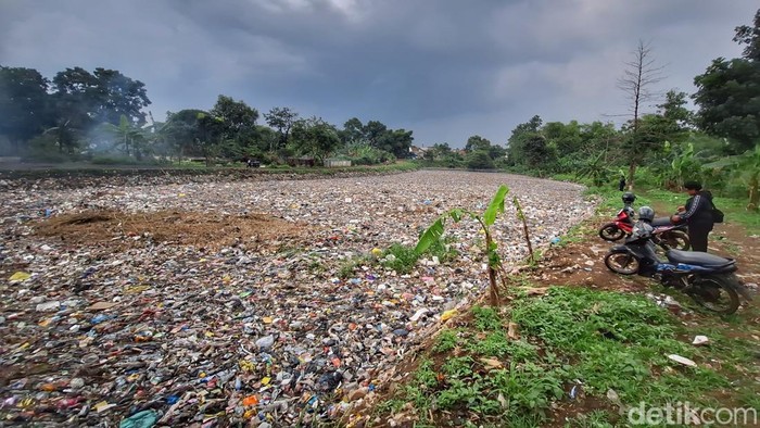 Lautan sampah di Sungai Citarum.