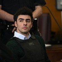 Namun, di balik sorotan media dan pujian terhadap gaya busananya, Luigi Mangione menghadapi dakwaan serius atas pembunuhan CEO UnitedHealthcare, Brian Thompson. Foto: Curtis Means/Getty Images