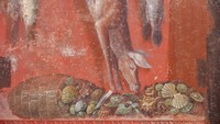 Dekorasi dinding bagian atas menggambarkan binatang hidup dan yang dikorbankan, termasuk rusa, babi hutan yang baru saja dibedah, ayam jantan, dan ikan. Foto: (Silvia Vacca via PompeiiSitesOrg)