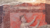Para pengikut Dionysian, dalam lukisan itu melakukan ritual dalam keadaan ekstase ritualistik, menari, dan berburu. Lukisan ini menyerupai lukisan dinding di Villa Misteri di dekatnya yang ditemukan 100 tahun yang lalu. Foto: (Silvia Vacca via PompeiiSitesOrg)