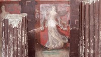 Di bagian tengah, terdapat lukisan dinding seorang perempuan berpakaian elegan yang mungkin sedang menunggu untuk diinisiasi dengan ritual. Foto: (Silvia Vacca via PompeiiSitesOrg)