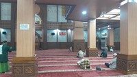 elain desain yang menarik, Masjid Agung Karawang juga mengandung nilai historis yang tinggi. Masjid ini pertama kali direnovasi pada tahun 1637 oleh Raden Singa Perbangsa, Bupati Karawang pertama, yang menjadikannya salah satu masjid tertua di Pulau Jawa. (Asti Azhari/detikTravel)