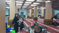 Salah satu pengunjung, Anita mengatakan masjid jadi lebih bagus dan lebih luas setelah direnovasi. Dulu catnya sudah pudar, tapi sekarang tampak mewah dan lega, bisa menampung banyak orang. (Asti Azhari/detikTravel)
