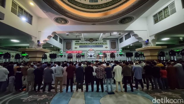 Masjid Al-Azhar, Kebayoran Baru, Jakarta Selatan menggelar salat tarawih berjemaah pertama hari ini. Jemaah mengikuti ibadah salat tarawih dengan khidmat. (Taufiq/detikcom).