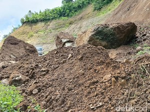 Batu Besar Longsor dari Tebing Setinggi 50 Meter di Jalur Lumajang-Malang