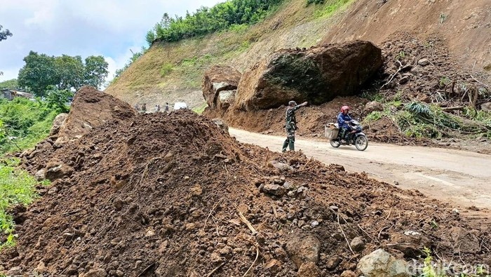 Material longsor tebing setinggi 50 meter di Lumajang tutup bahu jalan. Material longsor tebing setinggi 50 meter di Lumajang tutup bahu jalan.