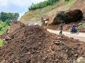 Video: Detik-detik Tebing Setinggi 50 Meter Longsor di Lumajang