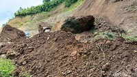 Peristiwa tebing setinggi 50 meter di jalur Lumajang-Malang ini terjadi akibat tanah di perbukitan yang labil.