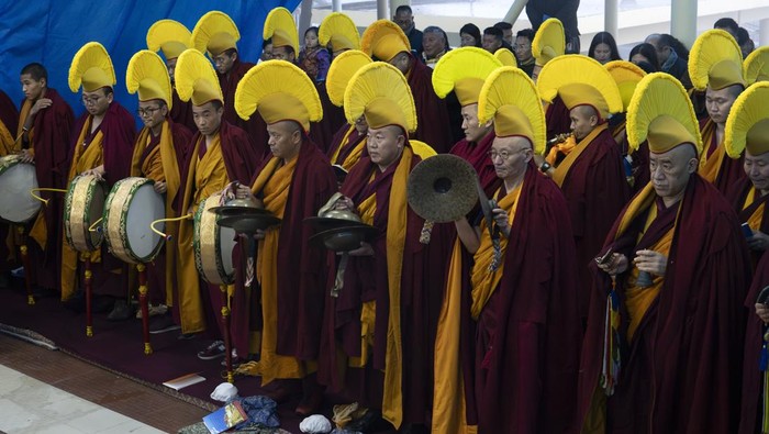 Melihat Ritual Sambut Tahun Baru Tibet di India Exiled Tibetan Buddhist monks in yellow ceremonial hats conduct ritual prayers to usher in the Tibetan New Year or Losar at the Tsuglakhang temple in Dharamshala, India, Friday, Feb. 28, 2025. (AP Photo/Ashwini Bhatia)