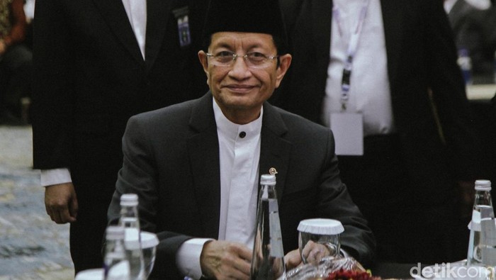 Menag Nasaruddin Umar menghadiri seminar pemaparan posisi hilal awal puasa Ramadan di gedung Kemenag RI, Jakarta, Jumat (28/2/2025). Menag hadir mengenakan tongkat karena kakinya sempat terkilir.