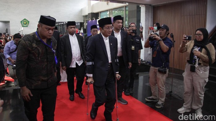 Menag Saksikan Pemaparan Posisi Hilal Awal Ramadan Menag Nasaruddin Umar menghadiri seminar pemaparan posisi hilal awal puasa Ramadan di gedung Kemenag RI, Jakarta, Jumat (28/2/2025). Menag hadir mengenakan tongkat karena kakinya sempat terkilir.