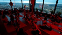 Orang-orang berlatih yoga di Menara Televisi Zizkov di Praha, Republik Ceko, Kamis (27/2/2025).