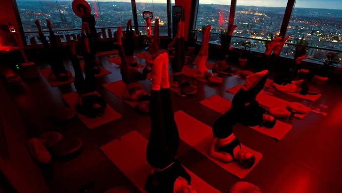 Mencari Ketenangan Lewat Yoga dan Panorama Kota Praha People practice yoga at the Zizkov Television Tower in Prague, Czech Republic, February 27, 2025. REUTERS/David W Cerny