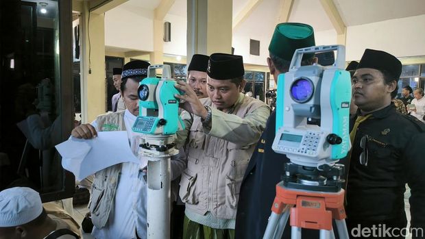 Mendung gelap di Bukit Condrodipo, Gresik. Hilal tak terlihat.