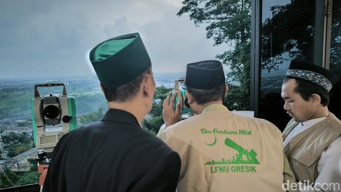Mendung gelap di Bukit Condrodipo, Gresik. Hilal tak terlihat.