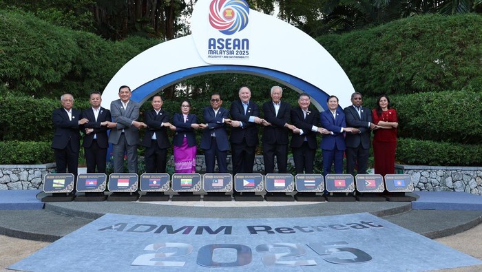 Menhan Sjafrie Hadiri ADMM Retreat di Malaysia Menteri Pertahanan Sjafrie Sjamsoeddin menghadiri acara ASEAN Defence Ministers Meeting Retreat (ADMM Retreat) di Penang, Malaysia, Rabu (26/2/2025).