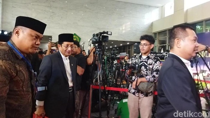 Menteri Agama (Menag) Nasaruddin Umar tiba di kantor Kemenag jelang sidang isbat 2025 (Kurniawan F/detikcom)