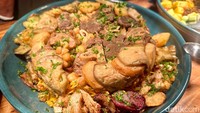 Bagi yang suka hidangan Timur Tengah, RASA Restaurant menyediakan pilihan maklouba hingga kebuli pulao. 