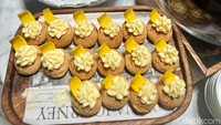 Dari deretan dessert, pilihan cake, pastry, dan es-esan juga banyak. Jangan lupa cicip nastar choux yang jadi incaran.