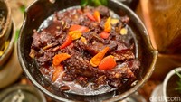 Hidangan krengsengan iga kambing muda paling enak disantap dengan nasi hangat. Ditemani menu tradisional lain seperti daging asap hingga udang sambal petai.
