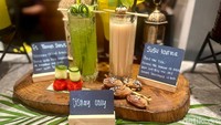 Sebagai penyegar dahaga, tersedia susu kurma dan es mentimun. Dua-duanya cocok untuk membasuh tenggorokan usai seharian berpuasa.