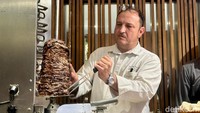 Salah satu yang jadi incaran, doner kebab. Dagingnya menggunakan daging domba dengan rasa gurih berempah nikmat.