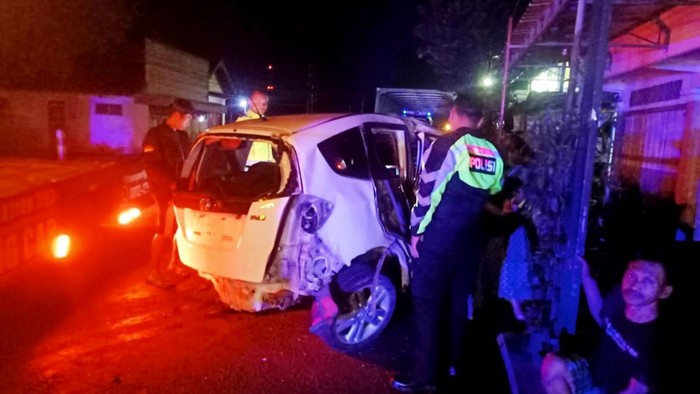 Mobil Honda Jazz korban ringsek usai tabrak pohon di Tulungagung.
