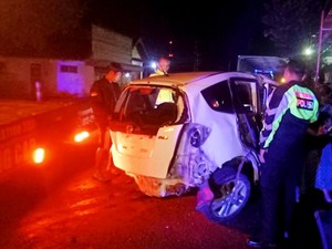Hilang Kendali, Sopir Honda Jazz Tewas Usai Tabrak Pohon di Tulungagung