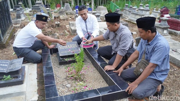 Momen anggota KPU Pacitan nyekar jelang Ramadan