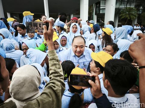 Momen perpisahan bos Sritex dengan karyawannya, Jumat (28/2/2025).